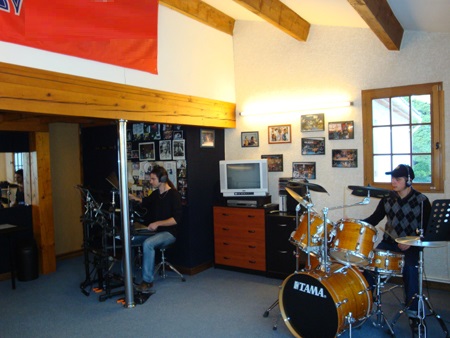 Deux élèves jouent ensemble (batteries insonorisées)