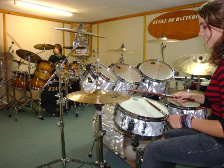 Deux élèves sur batteries acoustiques